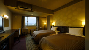 带窗边座位的客房双床