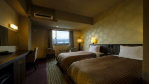 带窗边座位的客房内双床