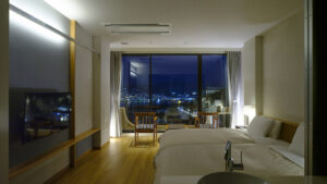 带城市景观窗户的客房双床