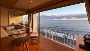 Vue sur l’océan depuis la chambre avec chaises et garde-corps du balcon