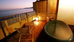 Baignoire en plein air sur le balcon avec vue sur la mer