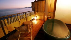 Bain en plein air privé sur le balcon avec vue sur la mer