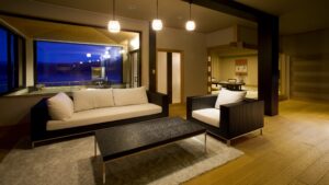 Canapé et chaises dans une chambre de ryokan