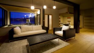 Canapé et chaises dans une chambre de ryokan