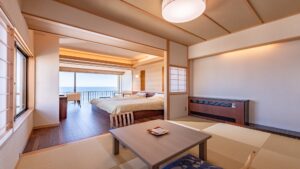 Chambre en tatami avec lits et table basse