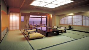 Chambre en tatami avec table basse et chaises de sol