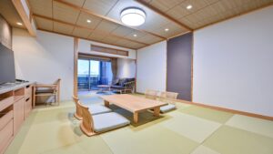 Chambre en tatami avec table basse et chaises de sol