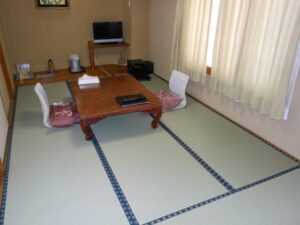 Chambre en tatami avec table basse et chaises de sol