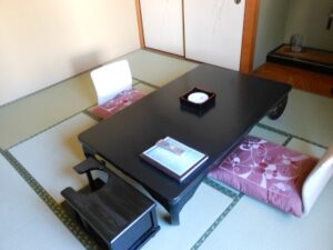 Coin salon en tatami avec table basse et coussins de sol