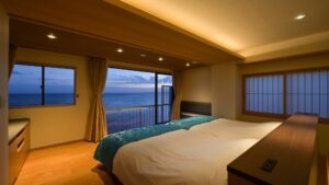 Lits jumeaux dans une chambre avec vue sur l’océan