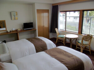 Lits jumeaux dans une chambre avec table et chaises