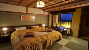 Lits jumeaux dans une chambre de style japonais la nuit