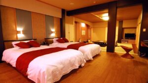 Deux lits dans une chambre d’hôtes de style japonais