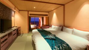 Deux lits dans une chambre de style tatami