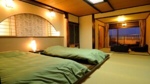 Deux futons disposés dans une chambre d’hôtes en tatami