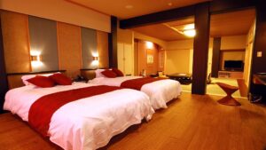 Deux lits jumeaux dans une chambre de style japonais