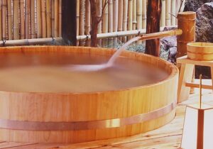 Rundes Holzfreibad mit Bambus im Hintergrund