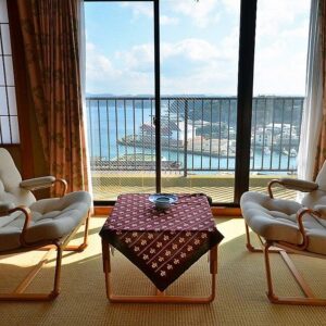 Sitzbereich vor großem Fenster mit Hafenblick