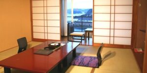 Tatami-Zimmer mit niedrigem Tisch und Bodensesseln