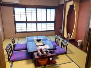 Tatamizimmer mit niedrigem Tisch und Bodenkissen
