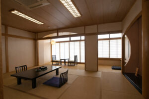 Tatami-Zimmer mit niedrigem Tisch und Sitzkissen am Boden