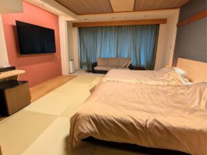Lits dans une chambre d’hôtes en tatami avec canapé
