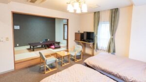 Chambre avec lit, table, chaises et alcôve en tatami
