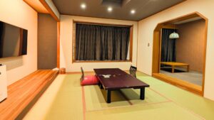Chambre en tatami avec table basse et coussins de sol