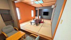 Chambre en tatami avec table basse et coussins de sol