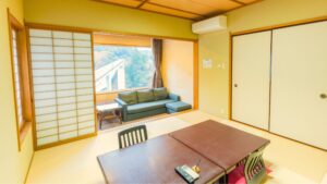 Chambre tatami avec table basse et canapé près de la fenêtre