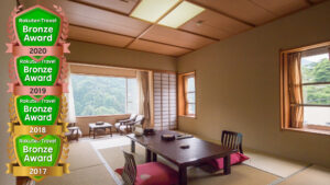 Chambre en tatami avec table basse et banquette près de la fenêtre