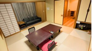 Chambre en tatami avec tables basses et banquettes