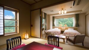 Chambre en tatami avec table et deux lits près de la fenêtre