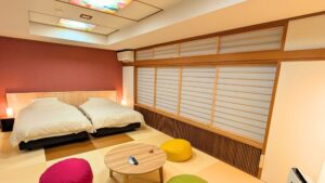 Lits jumeaux à côté d'une table basse dans une chambre en tatami