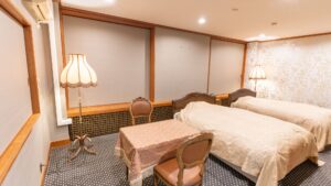 Lits jumeaux avec petite table et chaises