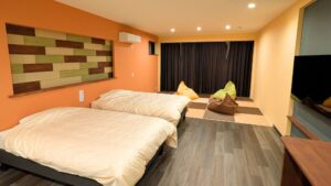 Deux lits dans une chambre d’hôtes moderne avec tatami