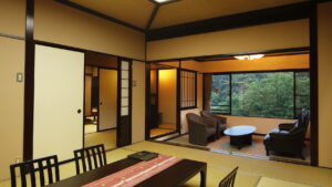 의자와 테이블, 창밖 전망이 있는 다다미 객실