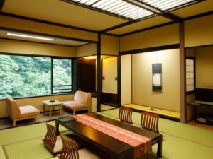 낮은 테이블과 의자가 있는 다다미방