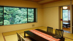 낮은 테이블과 의자가 있는 다다미방