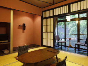 창가에 낮은 테이블과 의자가 있는 다다미 객실