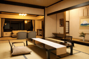낮은 테이블과 좌식 공간이 있는 다다미 객실