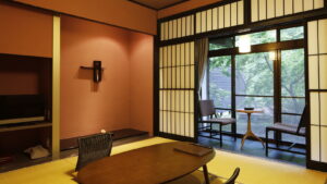 낮은 테이블과 창가 의자가 있는 다다미방