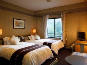 객실 창가 옆의 트윈 침대