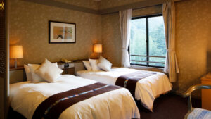 객실 창가 옆 트윈 침대