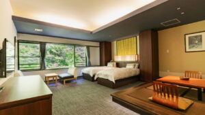 다다미 좌석 공간이 있는 객실의 트윈 베드