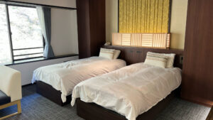 객실 창가 옆의 침대 두 개