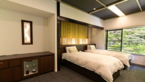 현대적인 료칸 객실의 침대 2개