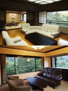 소파와 숲 전망이 있는 객실 내 두 개의 휴식 공간