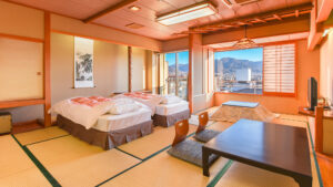 配有双床和矮桌的榻榻米客房