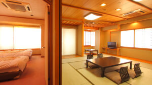 带矮桌和坐垫椅的榻榻米房间